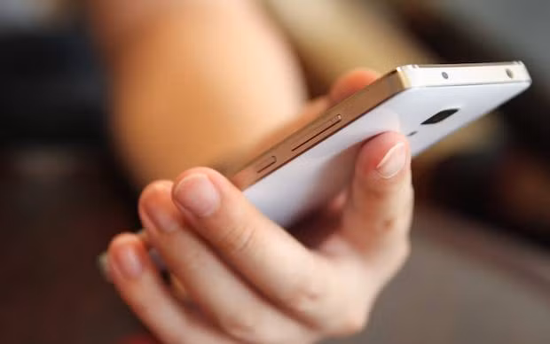 Xiaomi Mi 4 trang bị viền bằng thép không gỉ, khung kim loại mang lại cảm giác sang trọng cho chiếc smartphone cao cấp.