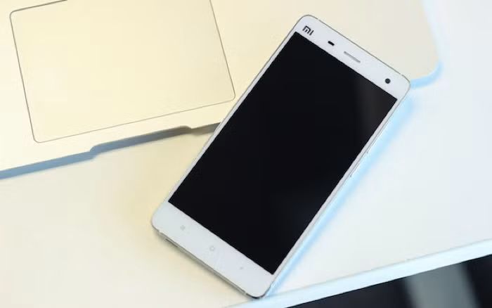 Máy trang bị màn hình hiển thị 5 inch với độ phân giải 1080p từ Sharp hoặc JDI. Máy ảnh chính phía sau có độ phân giải 13 megapixel, camera phụ phía trước có độ phân giải 8 megapixel với cảm biến Sony CMOS.