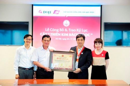 Ông Trần Chiến Thắng trao Chứng nhận Kỷ lục Việt Nam Thiên Kim Bách Ngọc cho Ban lãnh đạo Tập đoàn VBĐQ DOJI .