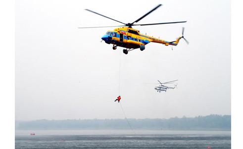 Mi 171-SAR 01 diễn tập đưa phân đội đặc nhiệm cứu nạn trên biển.