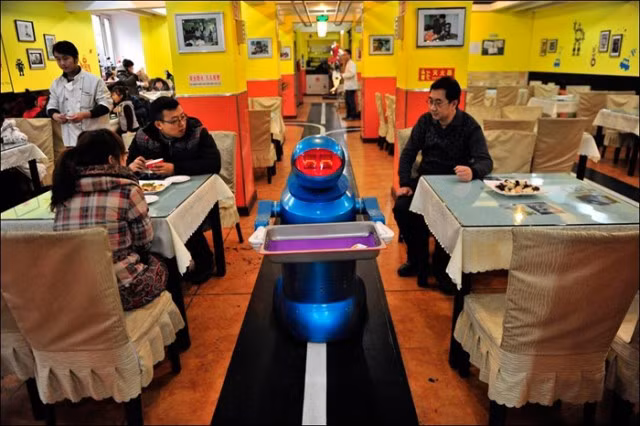  Robot bồi bàn: một nhà hàng ở Sơn Đông, Trung Quốc đi tiên phong khi sử dụng robot nấu ăn và làm bồi bàn vô cùng chuyên nghiệp phục vụ cho thực khách.