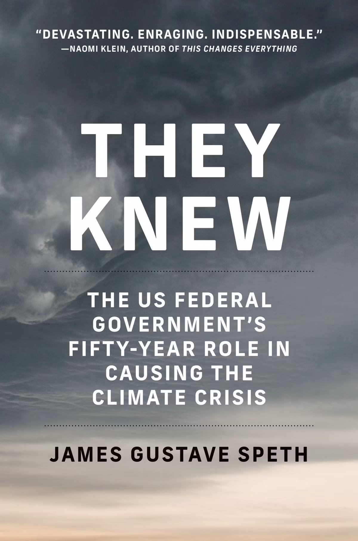 Cuốn They Knew: The US Federal Government’s Fifty-Year Role in Causing the Climate Crisis của James Gustave Speth. Theo Stewart Patrick, chuyên gia trong chương trình Định chế và Trật tự toàn cầu của Carnegie, cuốn sách này khắc họa việc các chính quyền và Quốc hội Mỹ, từ đời Tổng thống Nixon đến Trump đã hạ thấp các bằng chứng khoa học về thực tế và hệ lụy của thảm họa khí hậu, đồng thời gia tăng nỗ lực sử dụng nhiên liệu hóa thạch của quốc gia này. Ảnh: Amazon.