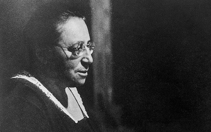 Chan dung nguoi phu nu phat trien dinh ly dep nhat trong vat ly