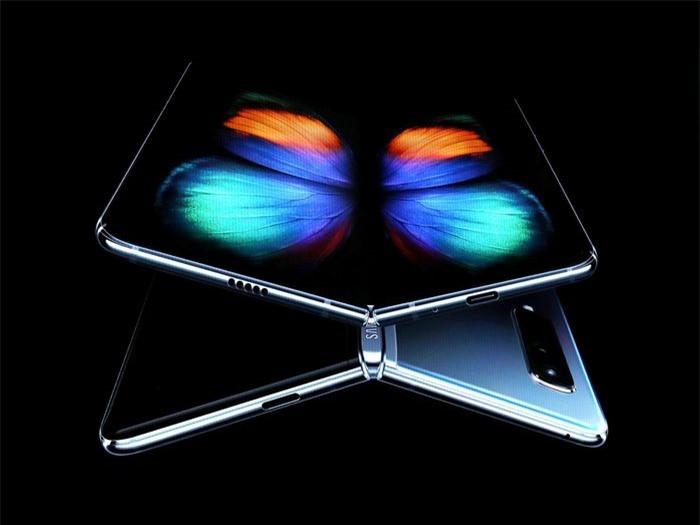 Độ bền của Samsung Galaxy Fold đời đầu. Không chỉ riêng Apple, Samsung cũng có nhiều sản phẩm gặp trắc trở khi ra mắt như chiếc Samsung Galaxy Fold đời đầu. Trong đợt thử nghiệm sản phẩm, nhiều người dùng đã phản ánh việc thiết bị đã bị hỏng màn hình vì cơ cấu bản lề không ngăn bụi triệt để. Sau đó, Samsung đã phải thu hồi sản phẩm và nghiên cứu thêm để sửa lỗi. DJ Koh, CEO Samsung vào thời điểm đó, đã gọi đây là một sự cố “đáng xấu hổ”, đồng thời khẳng định sẽ khắc phục trong thời gian sớm nhất. Ảnh: Samsung.