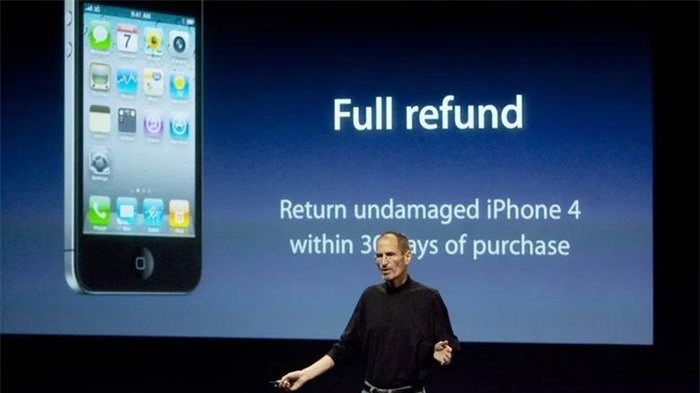 Sự cố Antennagate trên iPhone 4. iPhone 4 là mẫu smartphone rất thành công, nhưng cũng là một trong những bê bối lớn nhất trong lịch sử của Apple. Vì phải đáp ứng yêu cầu làm ra một chiếc điện thoại mỏng, các kỹ sư tại Apple đã sử dụng thiết kế ăng-ten tích hợp vào viền thép. Điều này đã vô tình gây ra hiện tượng mất sóng khi người dùng cầm máy trên tay. Tuy nhiên, nhất quyết không nhận sai, Apple khẳng định đây là lỗi phần mềm, hiển thị sai biểu tượng cột sóng. Cuối cùng chính Steve Jobs đã phải thừa nhận nguyên nhân đến từ vấn đề ở phần cứng và đề nghị hoàn tiền cho người dùng. Ảnh: Getty Images. 
