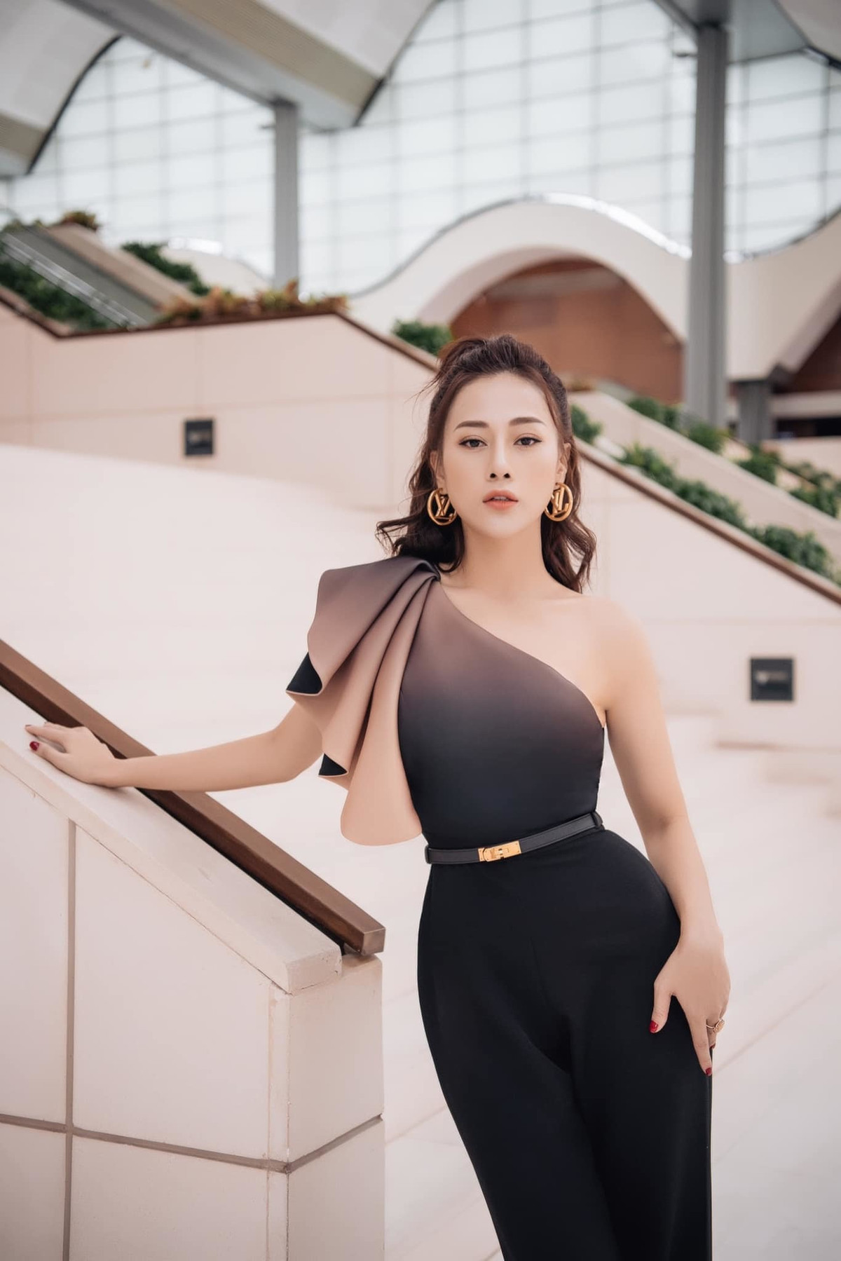 br/> Nữ diễn viên cho biết năm vừa rồi cô đi quay quần quật, không tập tành gì được. Phương Oanh vừa kết thúc bộ phim Lựa chọn số phận và bắt đầu thời gian dành cho bản thân.