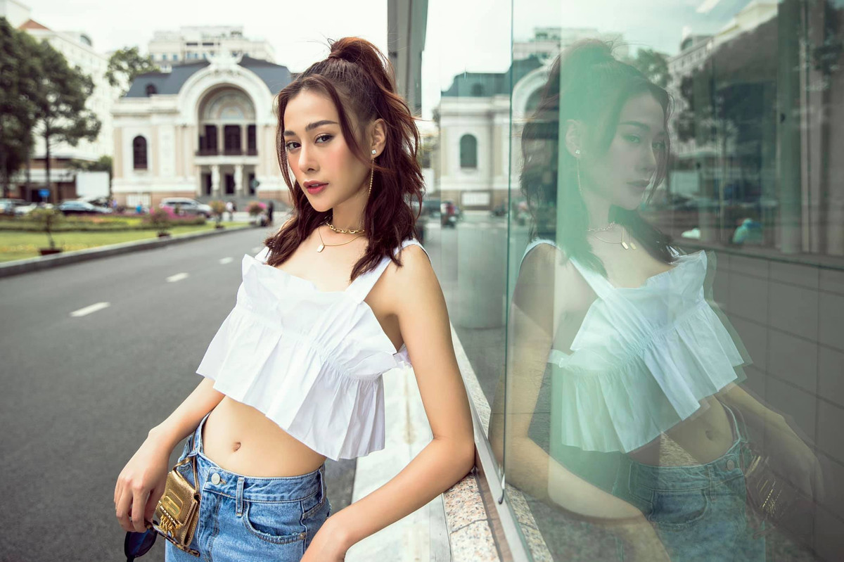 Phương Oanh có thể "cân" bất cứ trang phục nào. Vòng eo của nữ diễn viên luôn khiến nhiều người ngưỡng mộ.