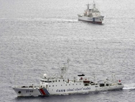 Tàu Cảnh sát biển Trung Quốc và tàu Cảnh sát biển Nhật Bản vờn nhau gần quần đảo tranh chấp Điếu Ngư/Senkaku.