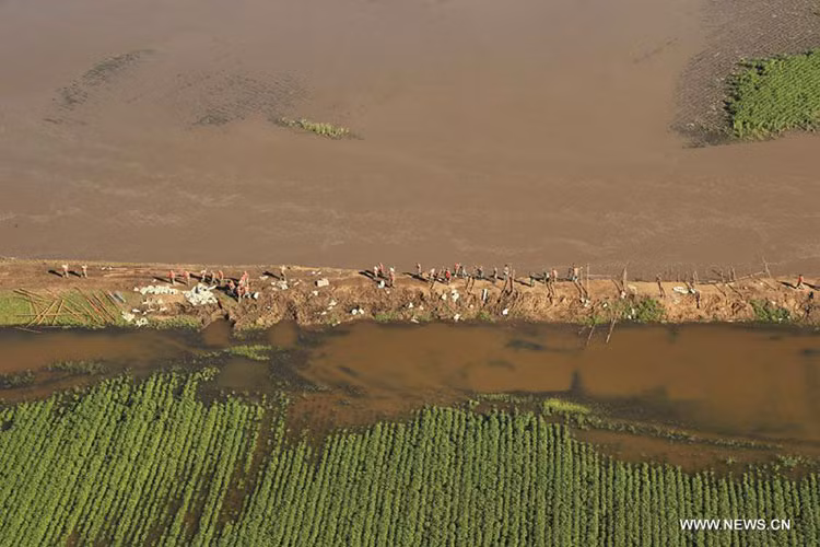 Các chuyên gia khí tượng học Trung Quốc lo ngại, tình hình lũ lụt căng thẳng và nguy hiểm vẫn kéo dài trong 3 ngày tới.