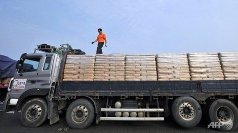 Xe bột mì của Hàn Quốc viện trợ cho Triều Tiên.