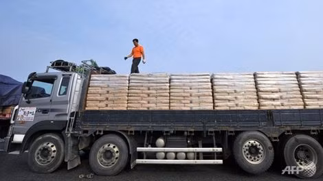 Xe bột mì của Hàn Quốc viện trợ cho Triều Tiên.