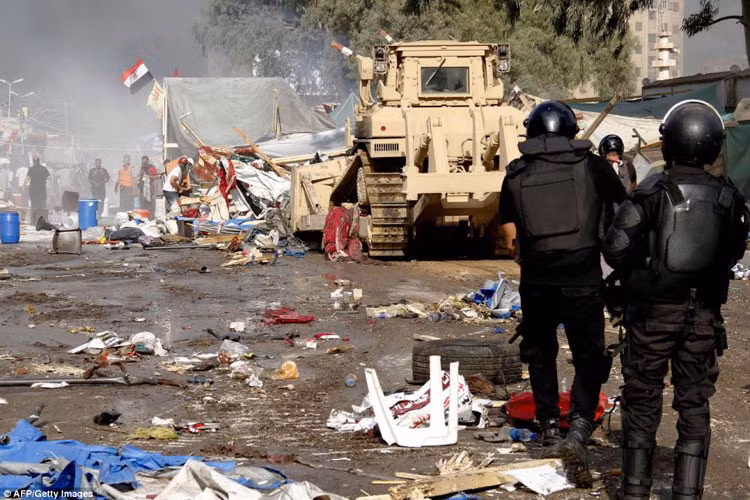 Quân đội Ai Cập bị cáo buộc nã súng vào người biểu tình không vũ trang bắt đầu vào lúc 7h sáng qua (theo giờ địa phương).