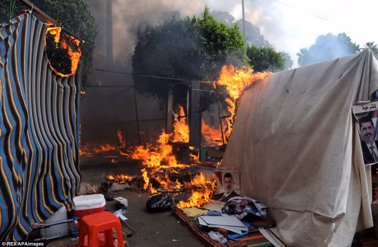 Các lực lượng an ninh đã san bằng và thiêu trụi khu lán trại của người ủng hộ cựu Tổng thống bị lật đổ Mursi ở quận Nasr City Cairo và bên ngoài khuôn viên của Đại học Cairo ở Giza - bắt đầu lúc 7h sáng hôm qua, theo giờ địa phương.