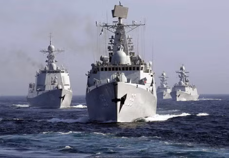 Khu trục hạm Trung Quốc Wuhan dẫn đầu hạm đội tàu chiến Hải quân tham gia tập trận chung với Nga trên biển Nhật Bản ngày 3/7/2013,