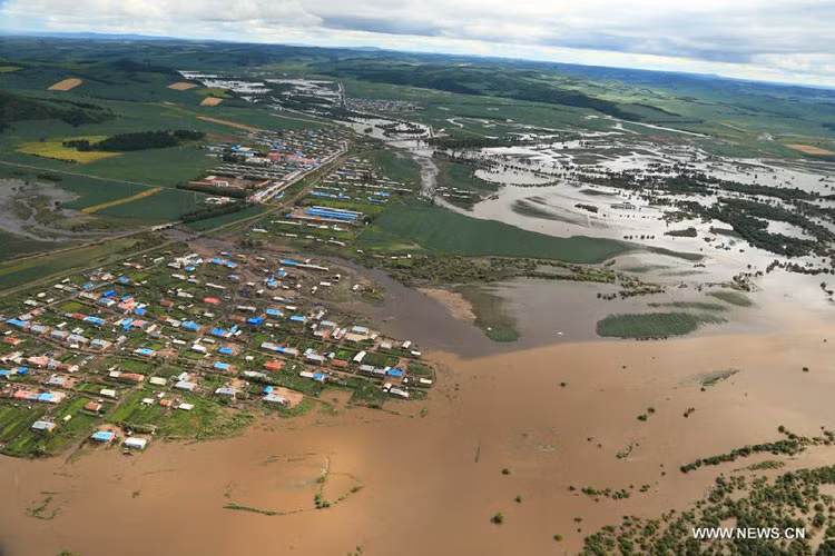 Mực nước trong sông Nenjiang ở huyện Nenjiang, tỉnh Hắc Long Giang đang dâng cao hơn mức bình thường là 1,62 m.
