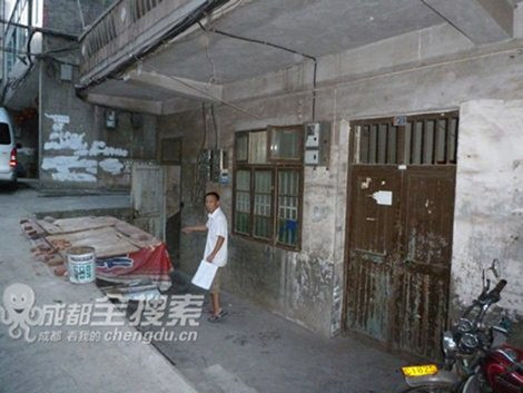 Anh Wu Yongyuan đứng trước ngôi nhà thuê của 2 vợ chồng, nơi thai phụ Gong Qifeng bị cưỡng chế ép đi phá thai khi cái thai đã được hơn 7 tháng.