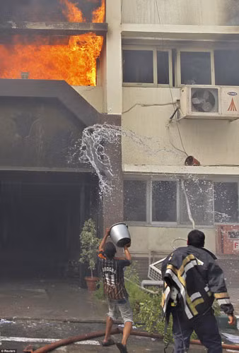 Những người biểu tình ủng hộ cựu Tổng thống bị lật đổ Mursi phẫn nộ bởi hành động đàn áp đẫm máu của quân đội chính phủ đã phóng hỏa đốt các tòa nhà chính phủ.