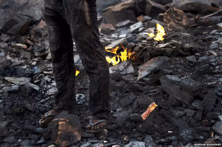 Các chất ô nhiễm nguy hiểm từ khí ga, khói và bụi than đang tàn phá cuộc sống của con người nơi đây. Các nhà chức trách gần đây công bố dự án cải thiện môi trường sống ở thị trấn.