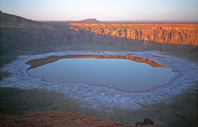 Tuy nhiên, giờ đây các nhà địa chất chứng minh được rằng, miệng núi lửa được hình thành do hoạt động núi lửa sinh ra một vụ nổ hơi nước dưới lòng đất khi dung nham nóng chảy tiếp xúc với nước ngầm.