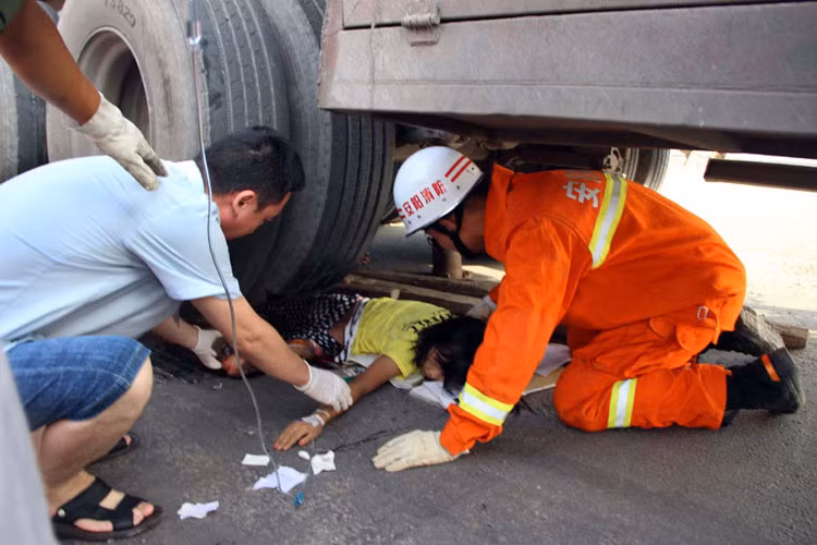 Điều đáng ngạc nhiên là, dù bị xe tải cán nát gần như nửa người, bé gái vẫn giữ thái độ điềm tĩnh, không gào khóc như thông thường.