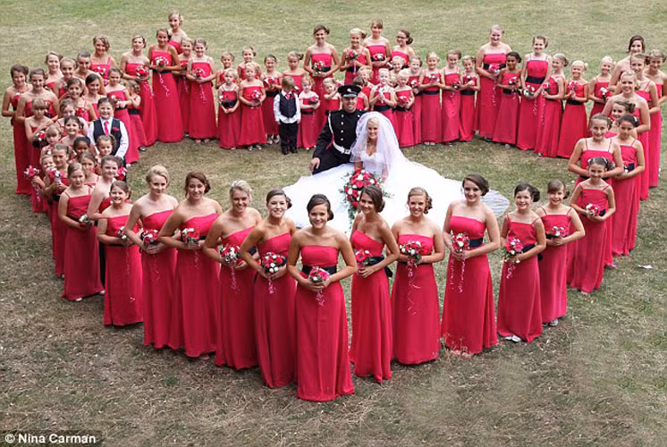 Cô giáo dạy nhảy xinh đẹp Katie Dalby, 26 tuổi vừa có một đám cưới trong mơ với chú rể Norman Gooch, một chàng lính cứu hỏa 37 tuổi, ở Harwich, Essex.