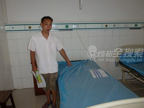 Anh Wu chỉ vào chiếc giường vợ nằm trong bệnh viện.