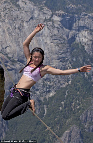 Thiết bị đảm bảo an toàn cho các cô gái chỉ là một sợ dây xích mỏng manh gắn quanh eo.