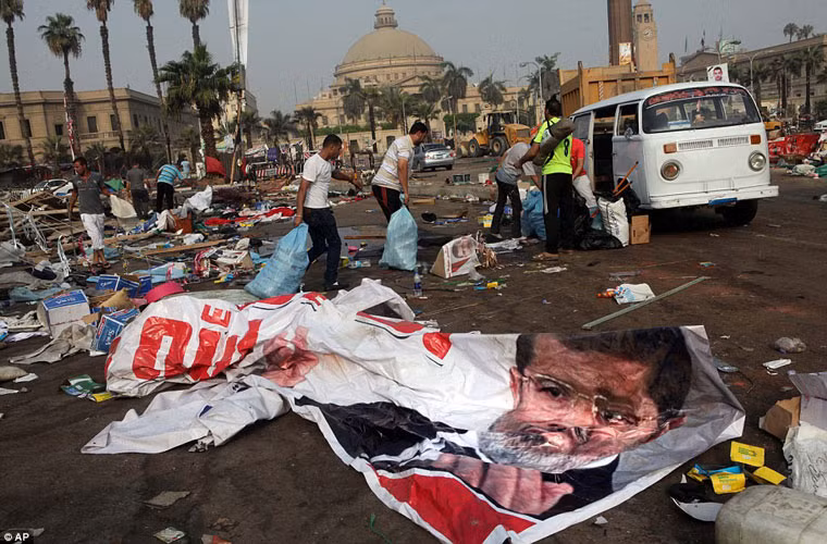 Cảnh tan hoang ở khu lều trại của người biểu tình ủng hộ cựu Tổng thống Mursi ở quảng trường Nahda sau khi bị quân đội chính phủ san bằng hôm qua.