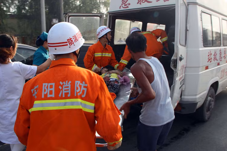 Bé gái vẫn đang được điều trị trong bệnh viện. Các bác sĩ cho biết, chân phải của bé đã phải cắt bỏ vì hoại tử nặng.