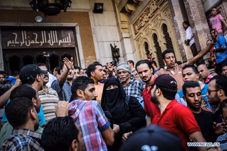 Một người ủng hộ cứu Tổng thống bị lật đổ Mohamed Mursi được sơ tán khỏi nhà thờ Hồi giáo Al-Fatah tại Quảng trường Ramses ở Cairo, Ai Cập ngày 17/8.