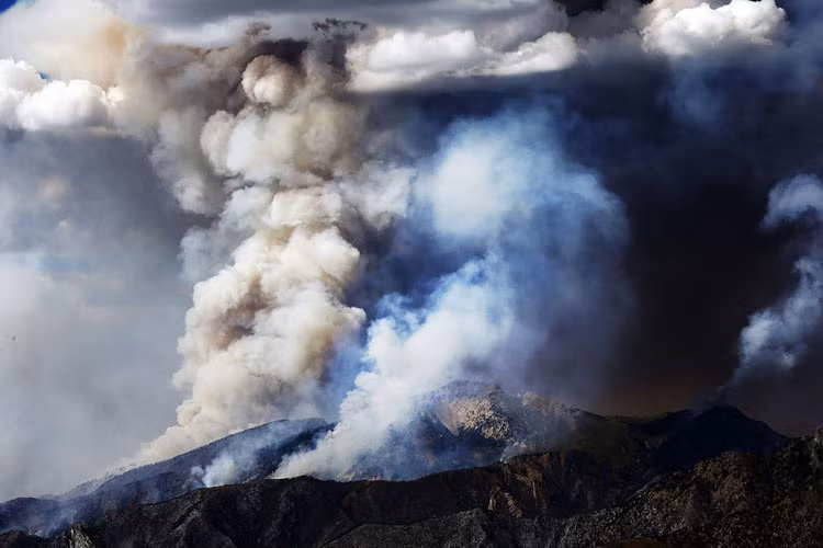 Biển khói mịt mù bốc lên từ những khoảng rừng rộng lớn đang bị lửa nuốt chửng.