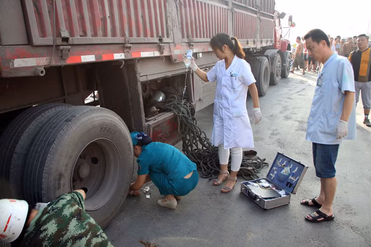 Ngay cả khi lực lượng cứu hộ bắt tay vào công việc giải cứu, nạn nhân phải chịu đựng nỗi đau đớn gấp nhiều lần, bé gái 11 tuổi vẫn điềm tĩnh. Điều này đã biến thành động lực để các nhân viên cứu hộ bất chấp khó khăn nỗ lực giải cứu em nhanh chóng.