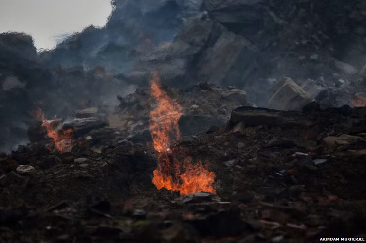 Ở những khu vực như Laltenganj, những ngọn lửa đang bùng cháy lên trên mặt đất. Tất cả các nỗ lực để dập tắt các đám cháy đã trở nên vô ích.