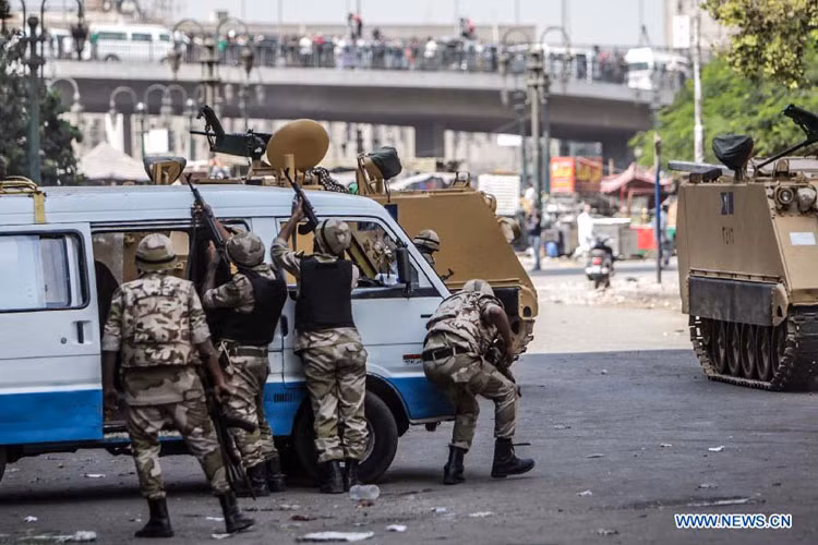 Các binh sĩ chĩa súng bắn trong suốt cuộc đụng độ ở Quảng trường Ramses, Cairo, Ai Cập.