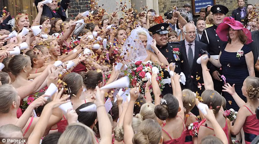 80 phù dâu xinh đẹp chúc phúc cho cặp uyên ương trẻ.