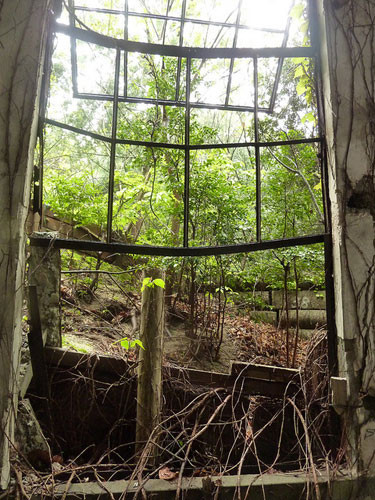 Trong suốt 16 năm, từ năm 1929 đến năm 1945, nhà máy sản xuất 5 loại vũ khí hóa học độc hại bao gồm chất mù tạc lưu huỳnh hay khí mù tạc cực độc, khí phosgene cũng như chất diphenyl chloroarsine.