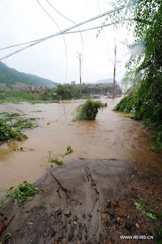 Lũ lụt cô lập làng mạc, thành phố ở miền Đông Bắc Trung Quốc.