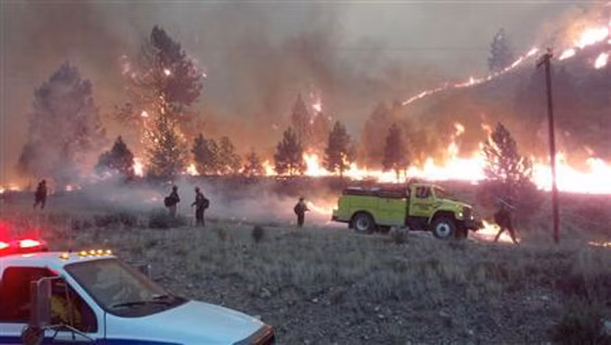 Các nhân viên cứu hỏa làm việc hết công xuất cả ngày lần đêm để ngăn đám cháy lan rộng.