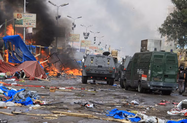 Truyền thông Ai Cập cho biết, Lực lượng an ninh đã được triển khai thực hiện kế hoạch giải tán người biểu tình ủng hộ cựu Tổng thống bị lật đổ Mursi theo từng giai đoạn - động thái gần như chắc chắn sẽ làm phức tạp thêm cuộc khủng hoảng chính trị tại Ai Cập.