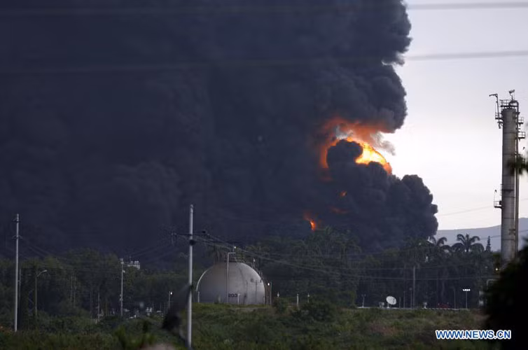 Kinh hoàng biển khói đen khổng lồ nghi ngút bốc lên sau khi nhà máy lọc dầu Puerto La Cruz bị sét đánh.