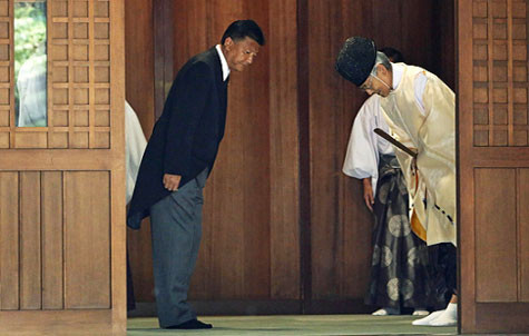 Bộ trưởng Truyền thông và Nội vụ Nhật Bản Yoshitaka Shindo tới thăm đền Yasukuni từ sáng sớm hôm nay.