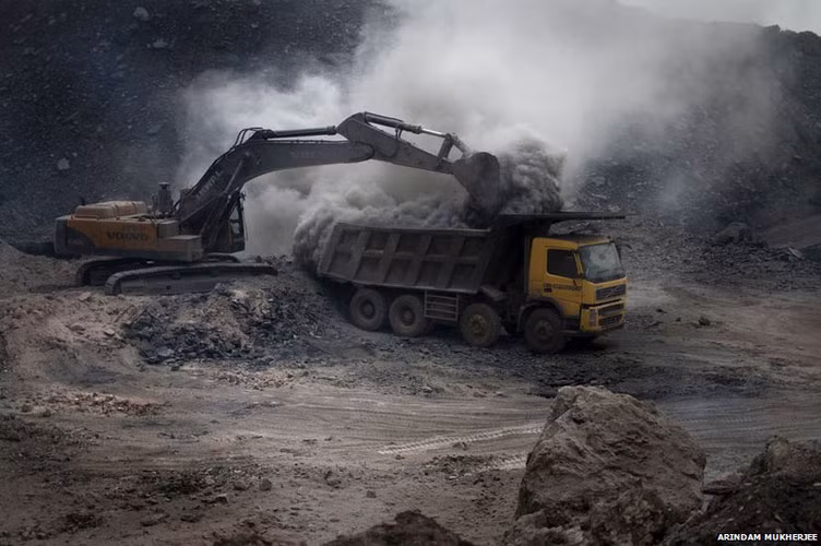 Ngày qua ngày, người dân ở Jharia bị nung trong cái nóng ngốt người và phải hít thở khí độc hại bốc lên từ các mỏ và hố than đang cháy gần đó. Không khí độc hại, ngột ngạt... luôn gây cảm buồn nôn và tác hại lâu dài là điều chắc chắn.