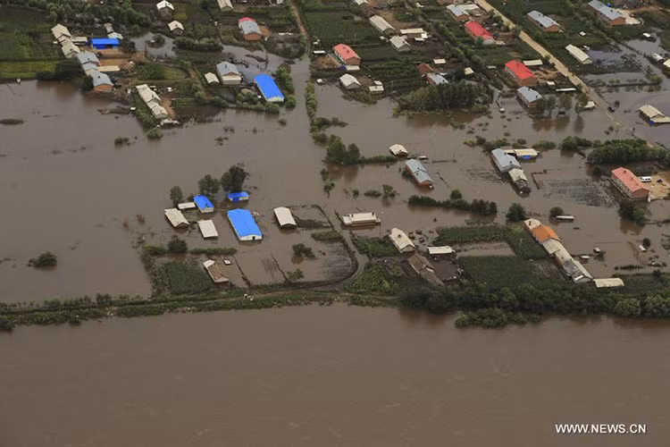 Những ngôi nhà ở huyện Nenjiang mong manh chìm nổi trong biển nước lũ.