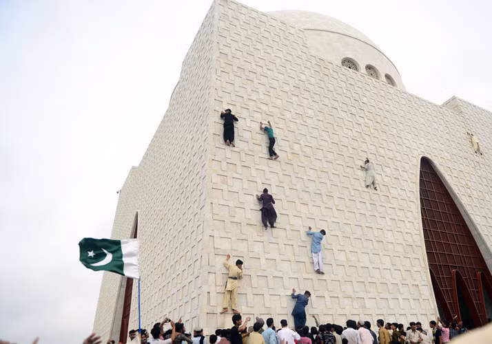 Thanh niên Pakistan leo lên mặt tiền của lăng mộ của người sáng lập Pakistan Muhammad Ali Jinnah ở Karachi ngày 14/8 trong khi lễ kỷ niệm Ngày Độc lập của đất nước.