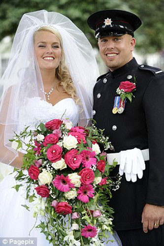 Đám cưới của cặp đôi Katie Dalby - Norman Gooch khiến mọi người trầm trồ ngưỡng mộ vì có tới 80 phù dâu.