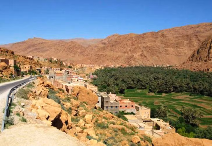 Con đường ngoằn nghèo, uốn lượn như một con rắn với nhiều loại địa hình khi chạy qua dãy núi Rif và dãy núi Atlas hùng vĩ, các đoạn đổ đèo ngoạn mục dẫn thẳng tới bờ biển Đại Tây Dương tuyệt đẹp ở Agadir...