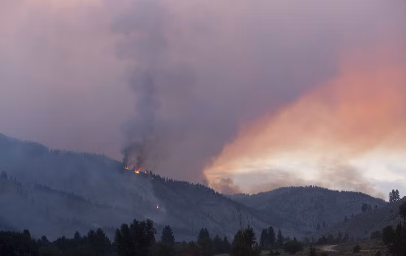 Một khu vực rộng lớn của Idaho bị bao trùm trong khói mịt mùng và cái nóng ngốt người vì cháy rừng.