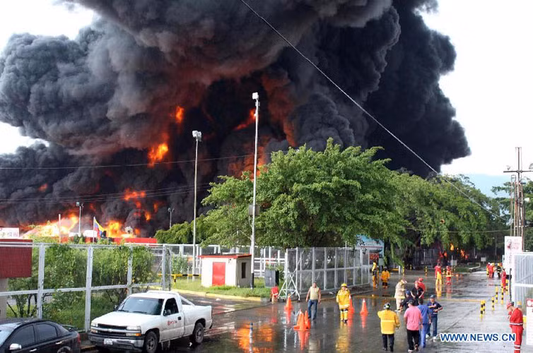 Biển khói đen lẫn lửa đỏ che kín một góc trời.