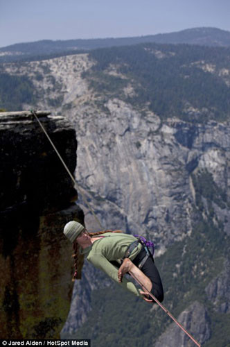 “Hầu hết mọi người người đều không đặt đủ niềm tin vào bản thân và họ cho rằng, họ không thể làm được như vậy. Nhưng tôi tin, nhiều người trong số họ có thể làm được”, cô gái xinh đẹp Hayley Ashburn nhấn mạnh.