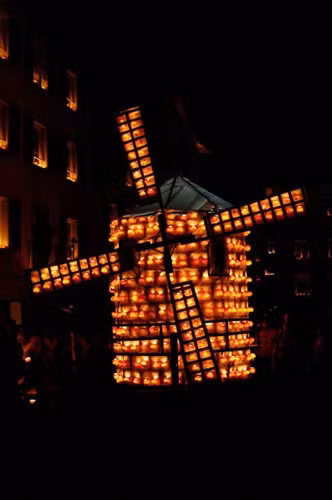 Tại lễ hội này, dân địa phương sẽ tạo ra các xe diễu hành từ 40 tấn củ cải.